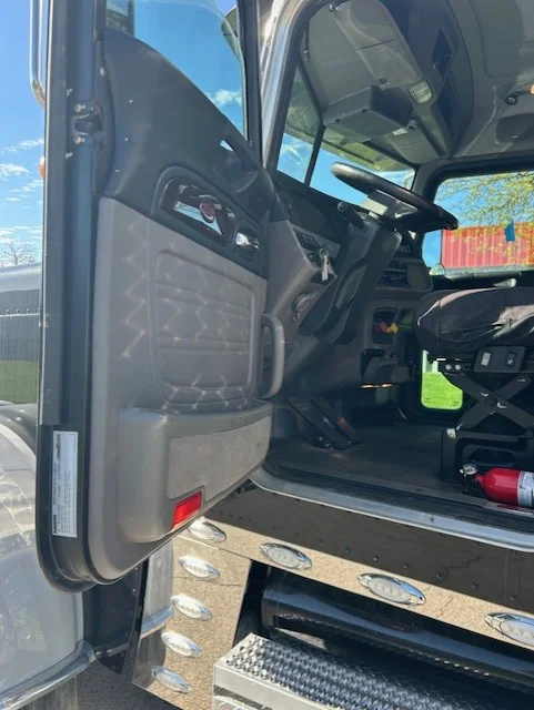 2023 Peterbilt 389 - image 10