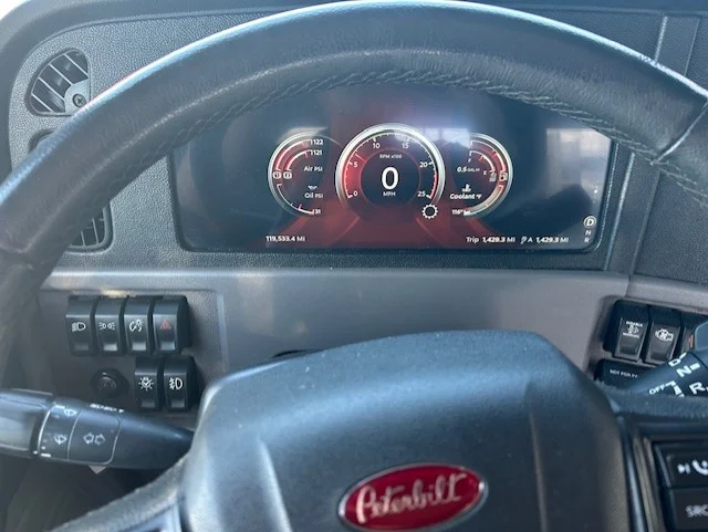 2023 Peterbilt 389 in Zanesville, OH — photo 12