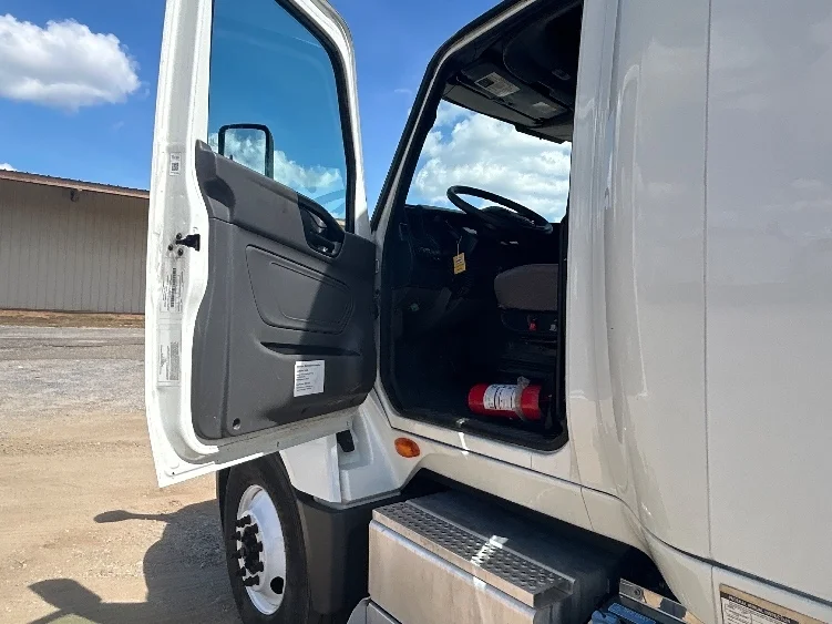 2022 International LT - image 9