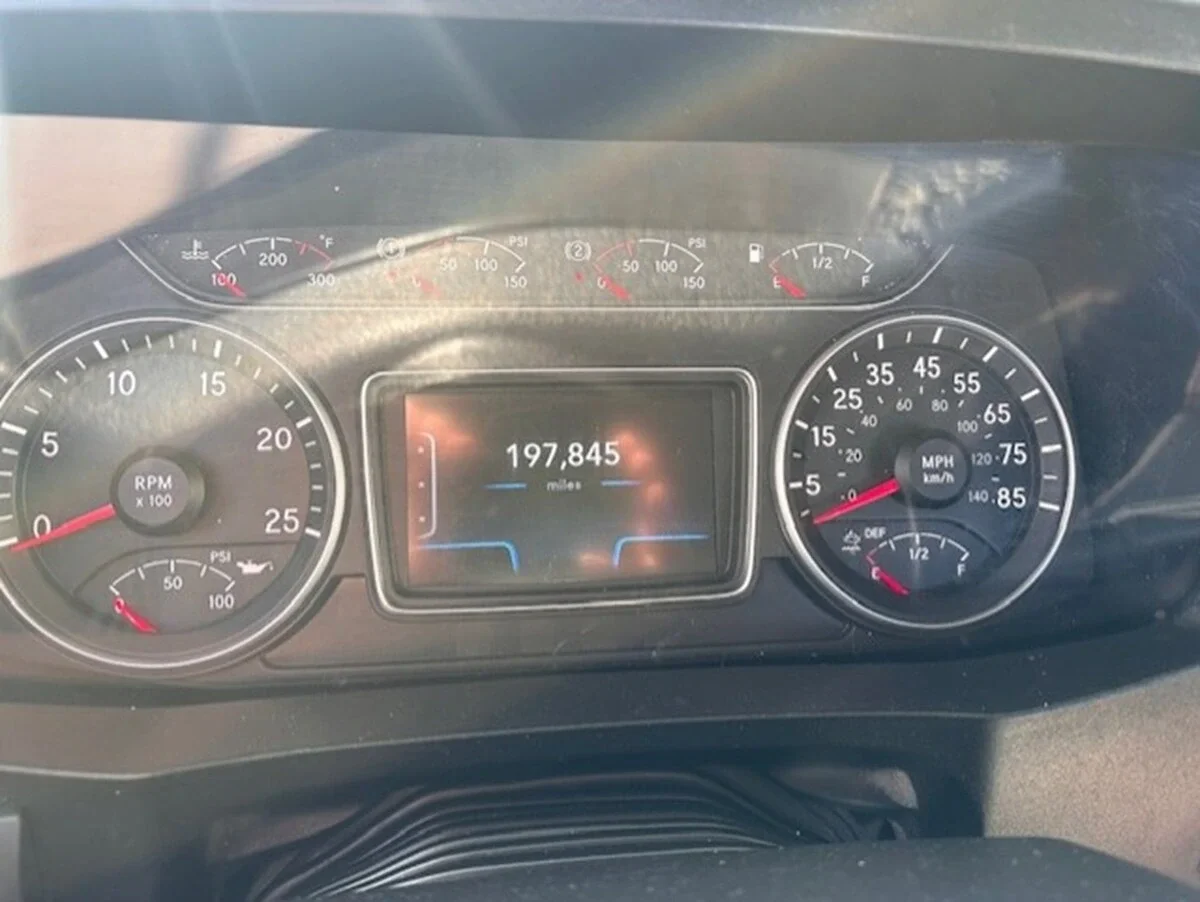 2021 International LT - image 11