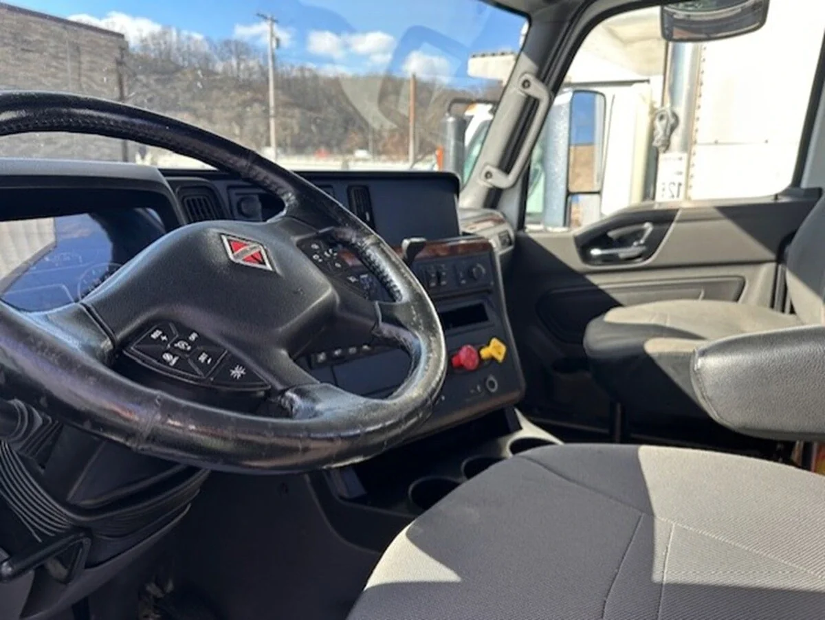 2021 International LT - image 12