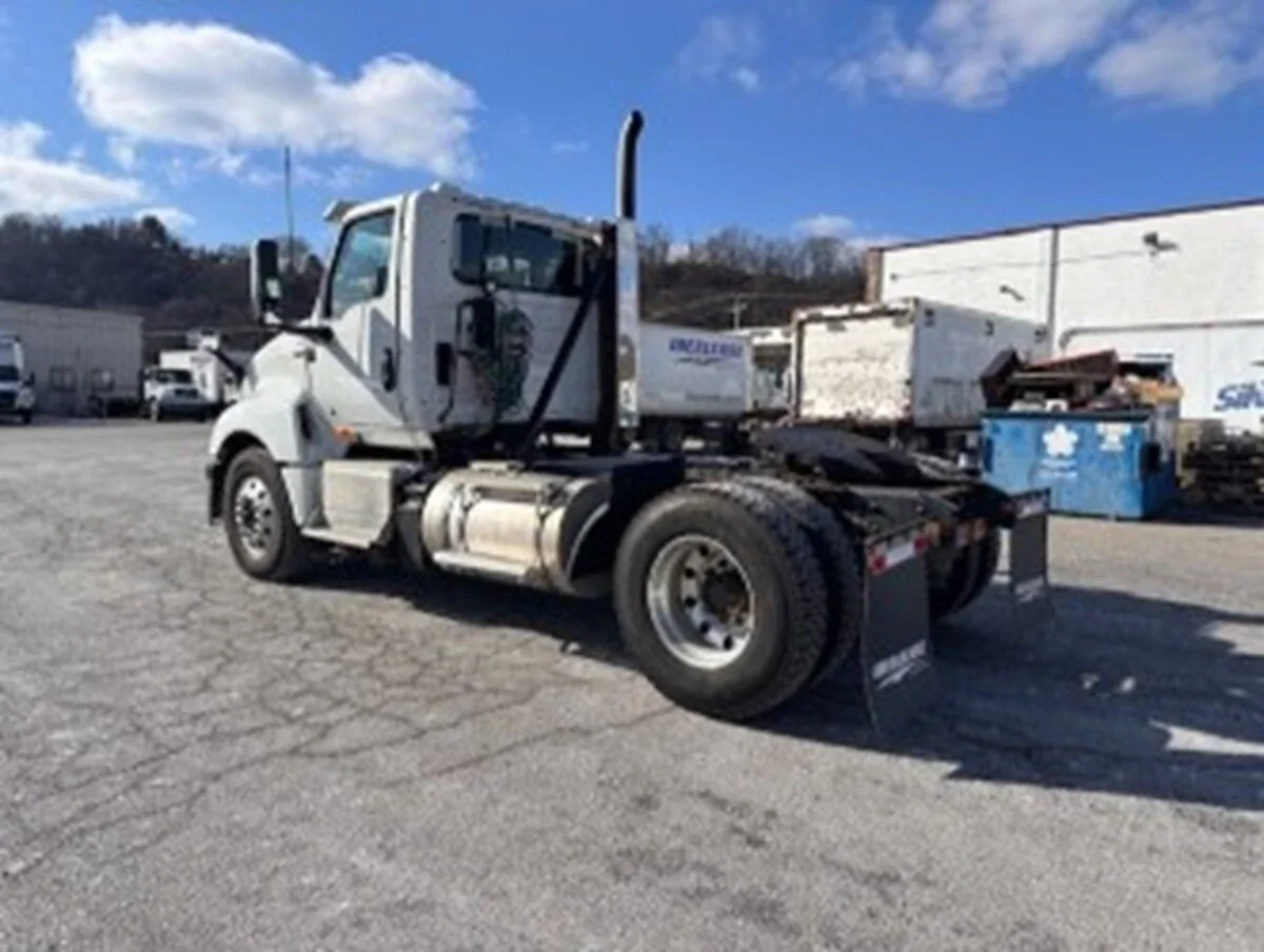 2021 International LT - image 6