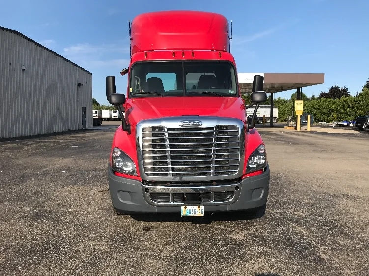 2018 Freightliner Cascadia - image 2