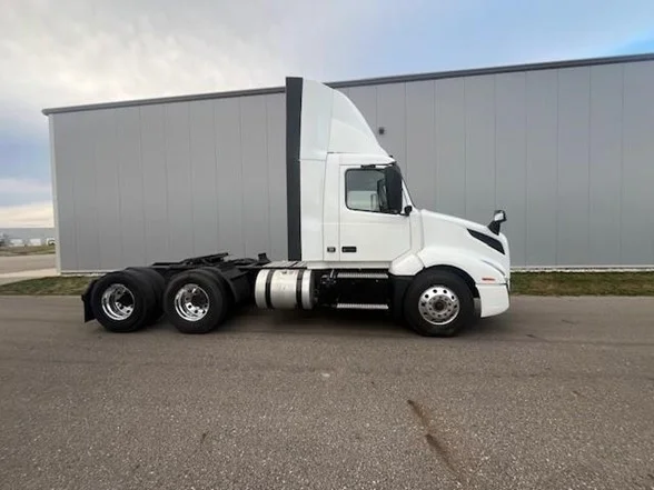 2023 Volvo VNL 860 - image 4