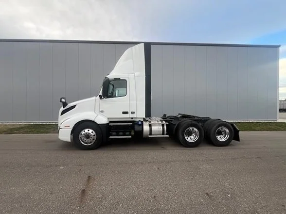 2023 Volvo VNL 860 - image 5