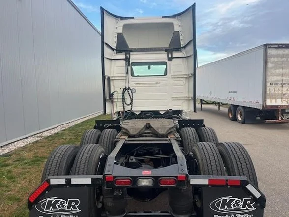 2023 Volvo VNL 860 - image 6