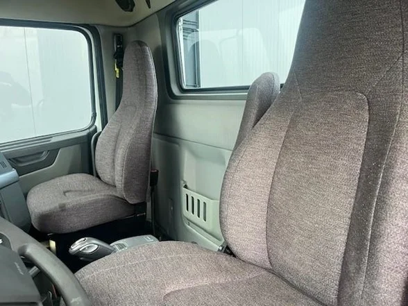 2023 Volvo VNL 860 - image 3