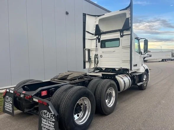 2023 Volvo VNL 860 - image 7