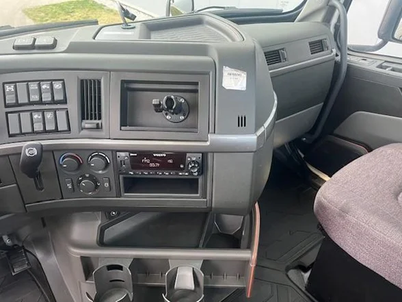2023 Volvo VNL 860 - image 9