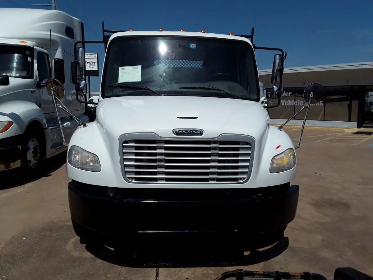 2019 Freightliner M2 106 in Dallas, TX — photo 2
