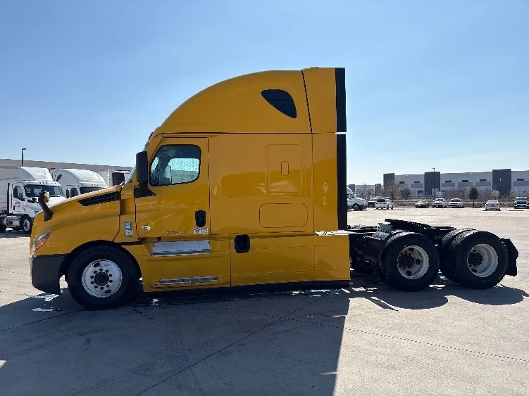 2022 Freightliner in Dallas, TX — photo 4