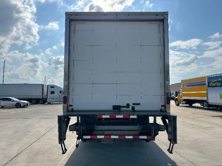 2018 Freightliner eM2 in Arlington, TX — photo 7