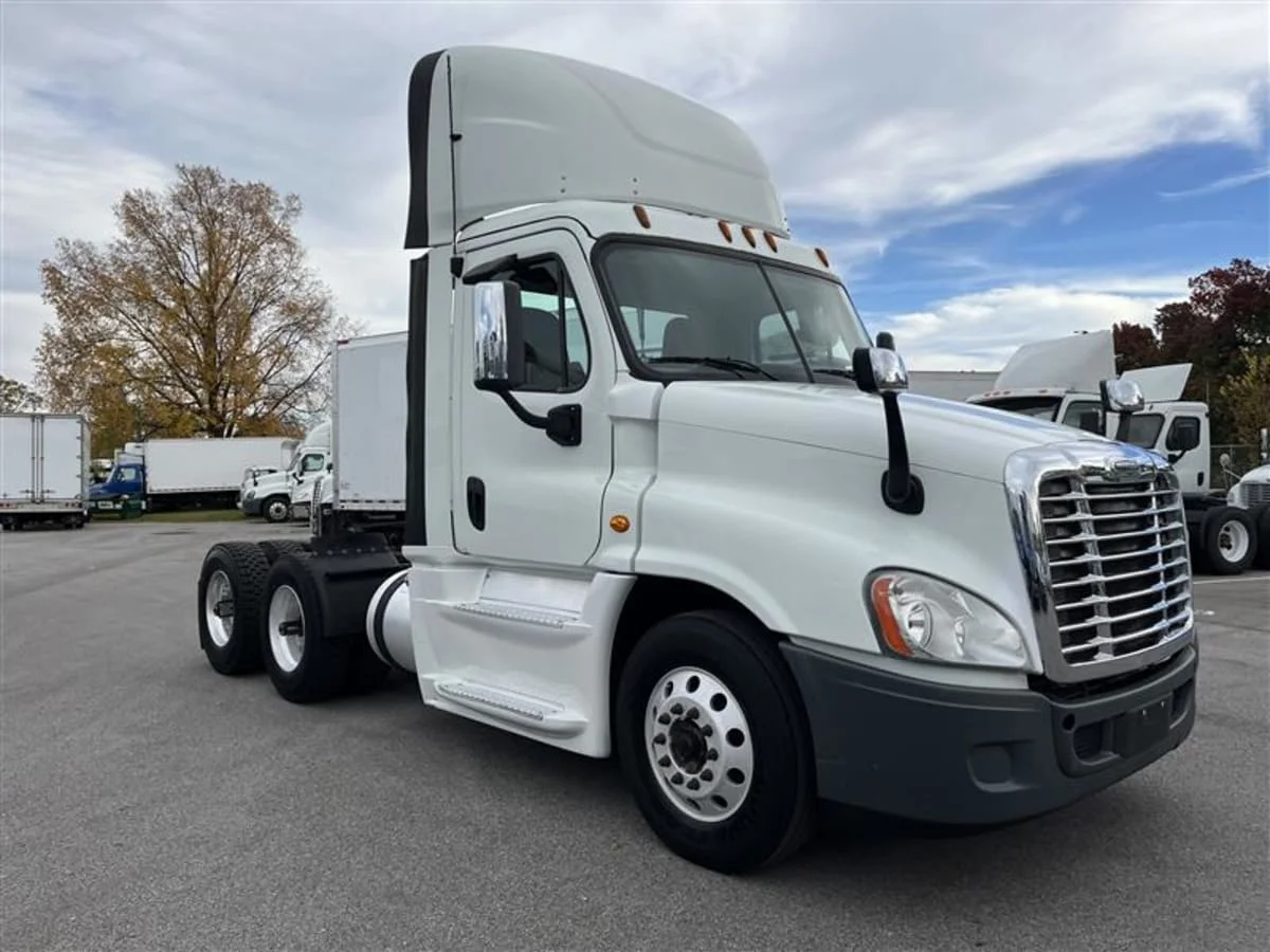 2017 Freightliner Cascadia in Beltsville, MD — photo 3