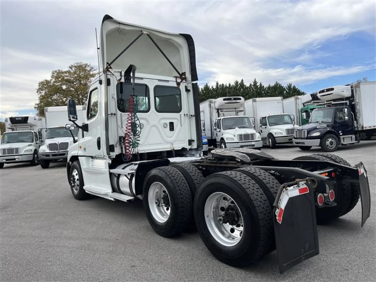 2017 Freightliner Cascadia in Beltsville, MD — photo 6