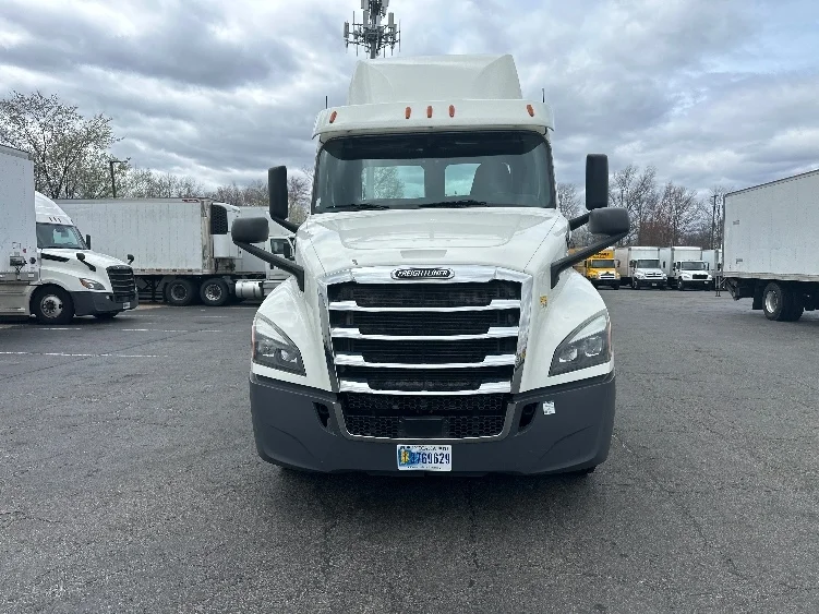 2019 Freightliner Cascadia - image 2