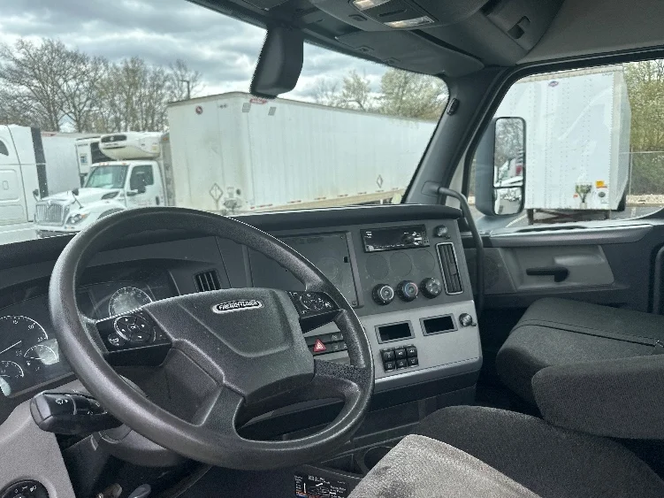 2019 Freightliner Cascadia - image 10