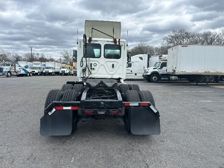 2019 Freightliner Cascadia - image 6