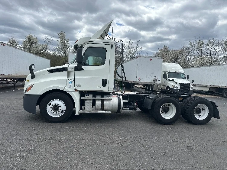 2019 Freightliner Cascadia - image 4