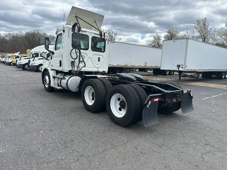 2019 Freightliner Cascadia - image 5