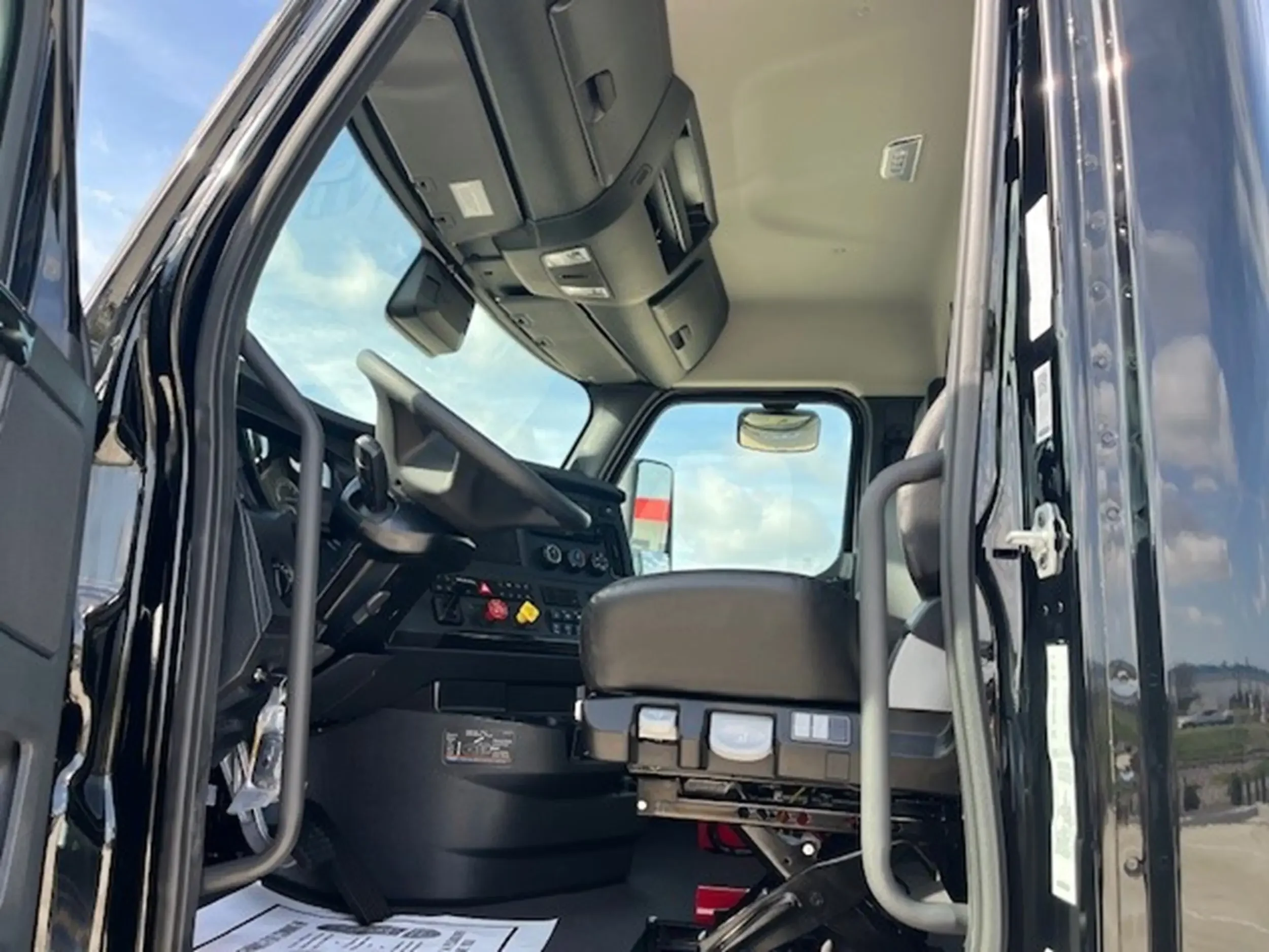 2026 Freightliner Cascadia - image 9