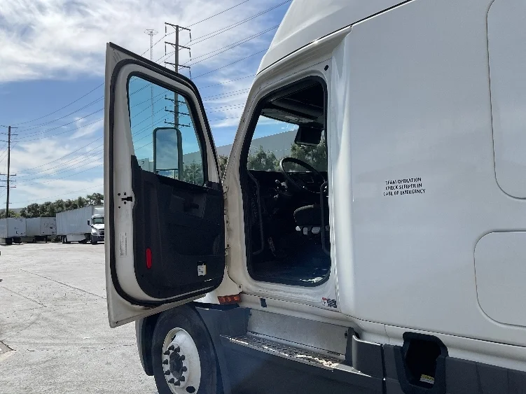 2023 Freightliner Cascadia - image 9