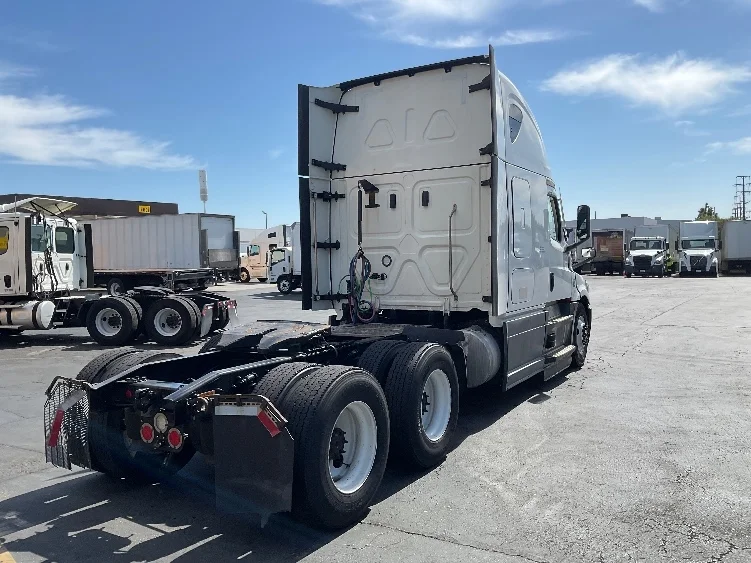 2023 Freightliner Cascadia - image 7