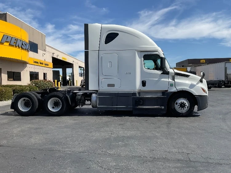 2023 Freightliner Cascadia - image 8