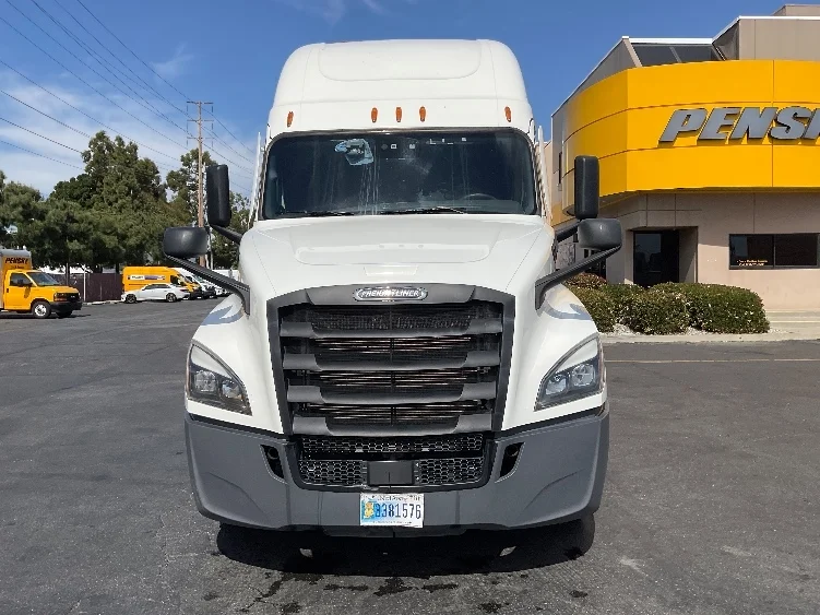 2023 Freightliner Cascadia - image 2