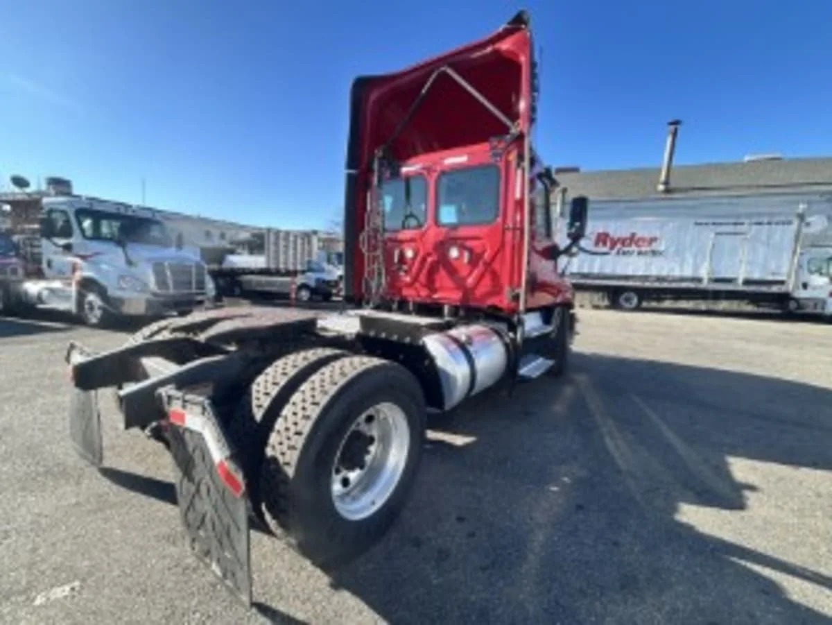 2019 Freightliner Cascadia in Kearny, NJ — photo 4