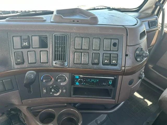 2015 Volvo VNL 300 — photo 13