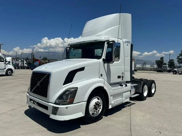 2015 Volvo VNL 300 — photo 2