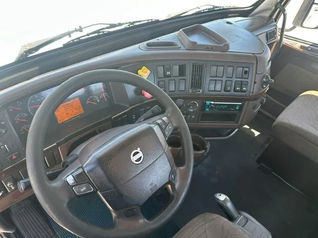 2015 Volvo VNL 300 — photo 3