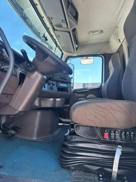2015 Volvo VNL 300 — photo 6