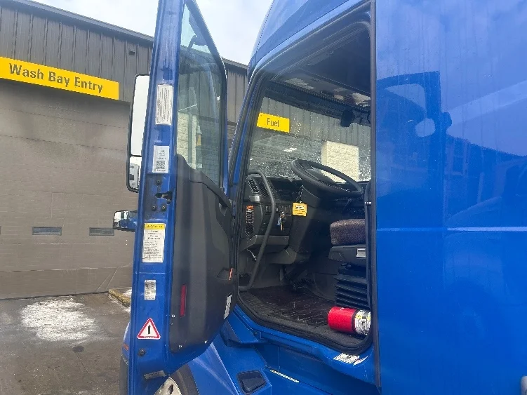 2020 Volvo VNL 760 - image 9