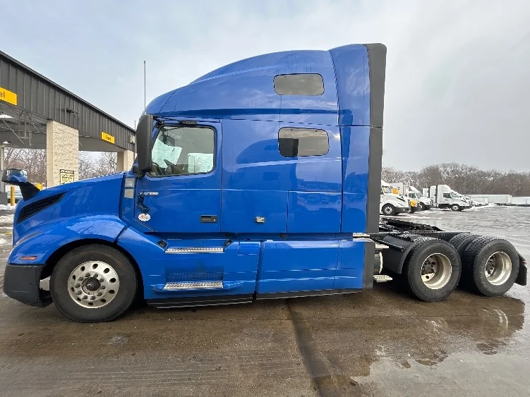 2020 Volvo VNL 760 - image 4