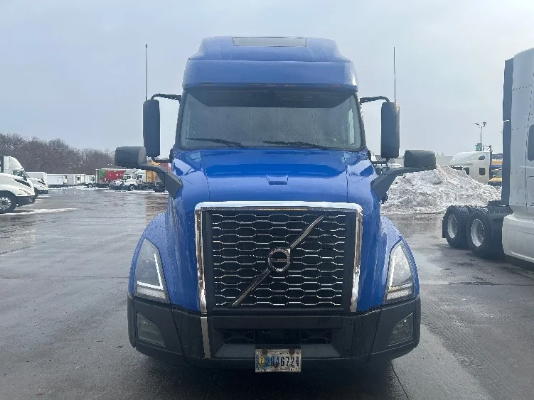 2020 Volvo VNL 760 - image 2