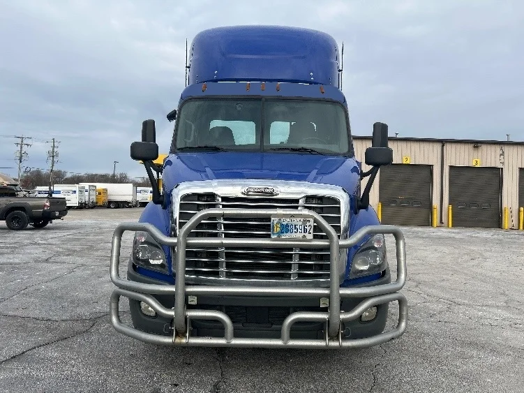 2020 Freightliner Cascadia - image 2