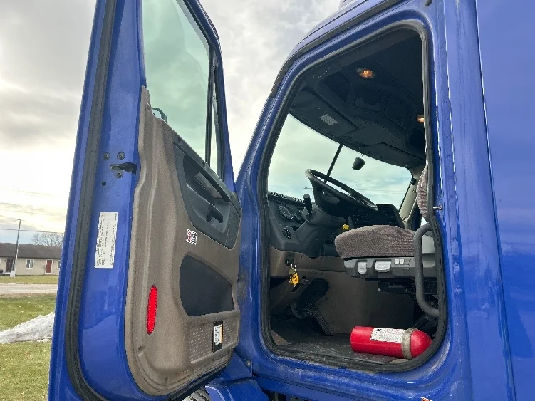 2020 Freightliner Cascadia - image 9