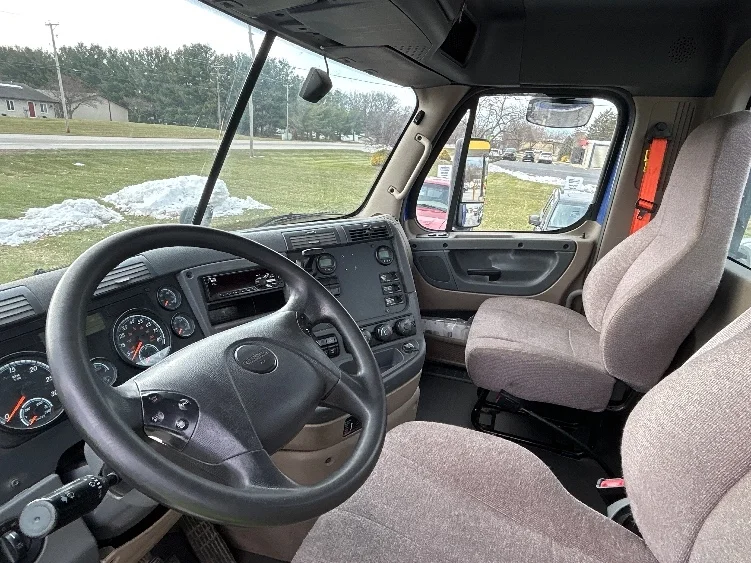 2020 Freightliner Cascadia - image 10