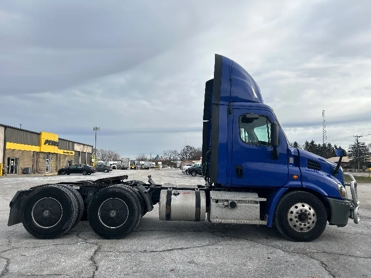 2020 Freightliner Cascadia - image 8