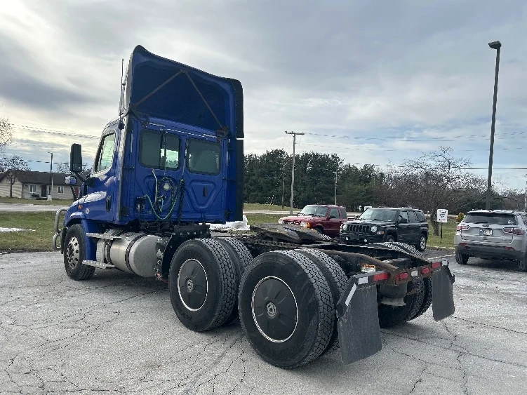 2020 Freightliner Cascadia - image 5