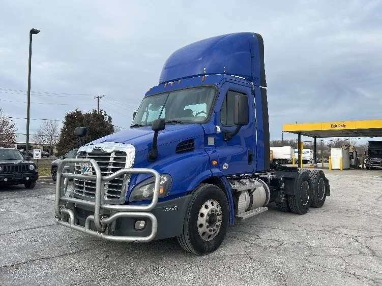 2020 Freightliner Cascadia in Elkhart, IN — photo 3