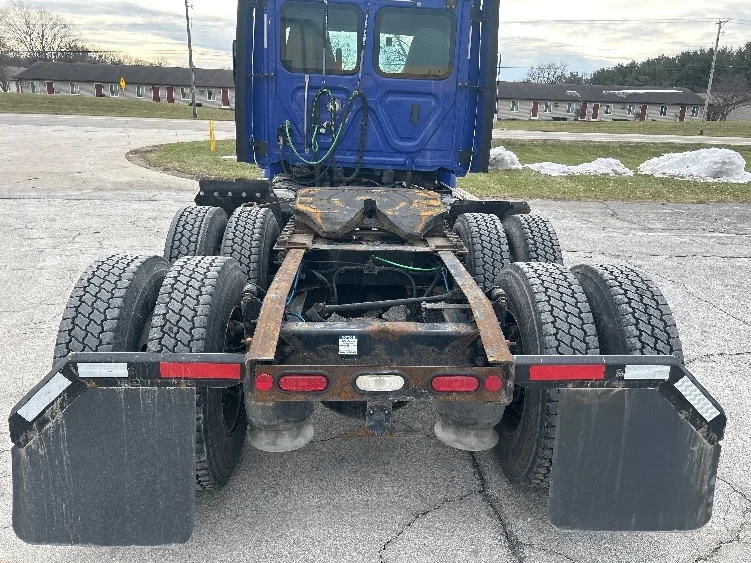 2020 Freightliner Cascadia in Elkhart, IN — photo 6