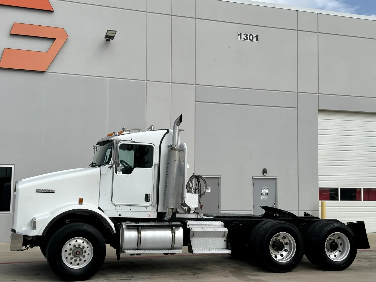 2007 Kenworth T800 - image 2