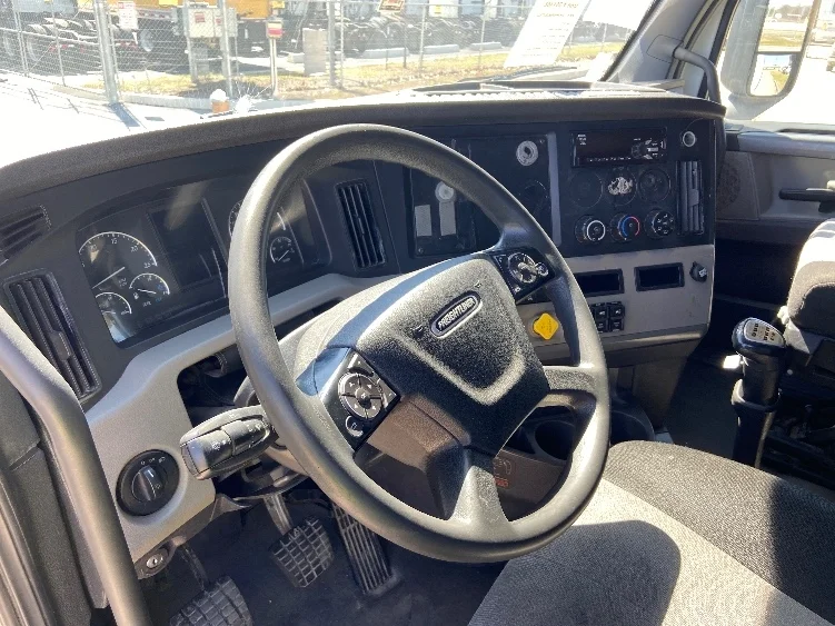 2019 Freightliner Cascadia - image 10