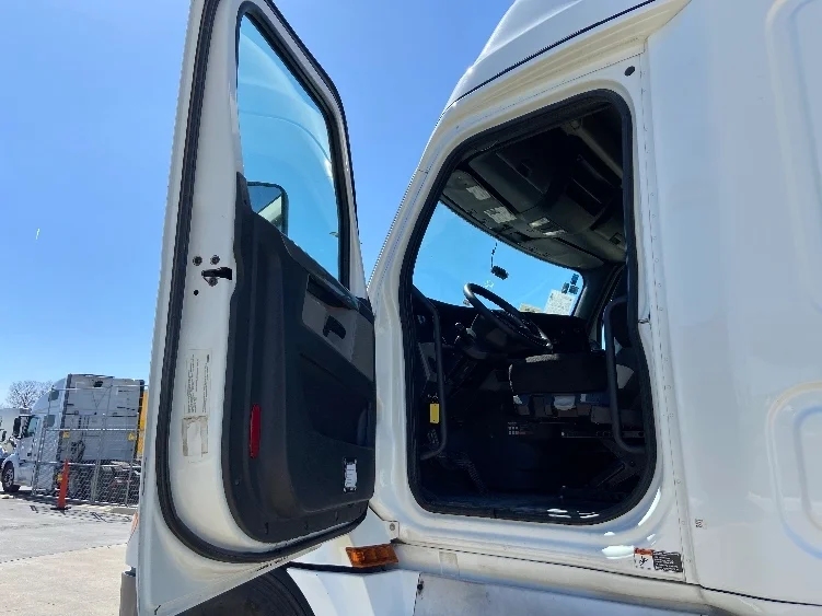 2019 Freightliner Cascadia - image 9