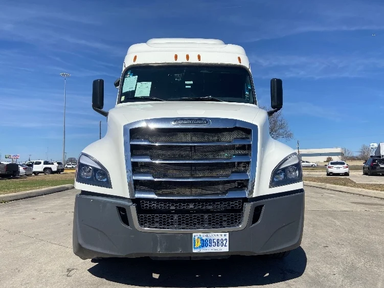 2019 Freightliner Cascadia - image 2