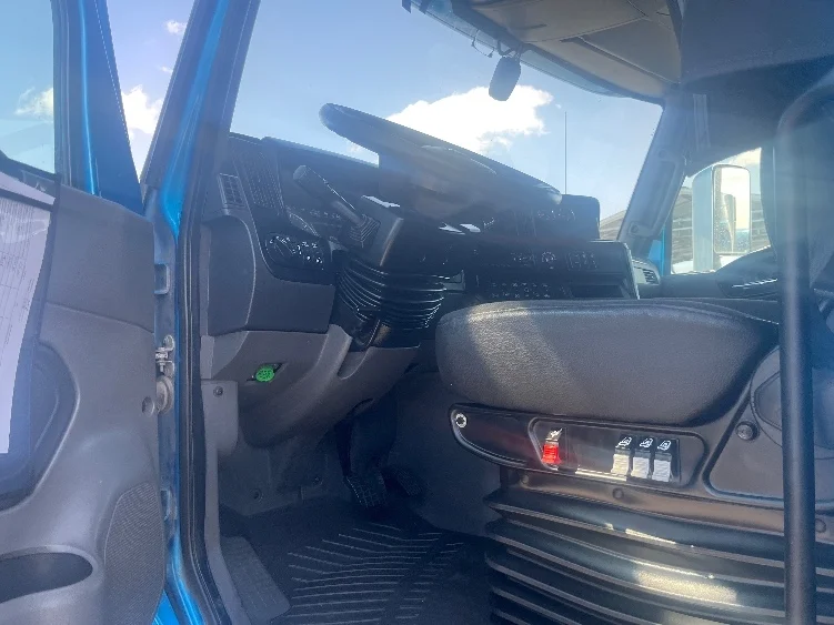 2020 International LT - image 9