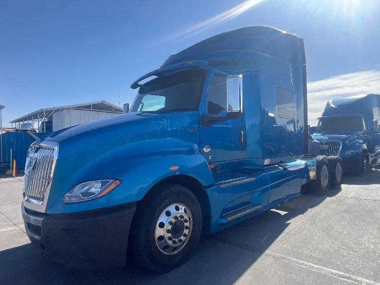 2020 International LT - image 3