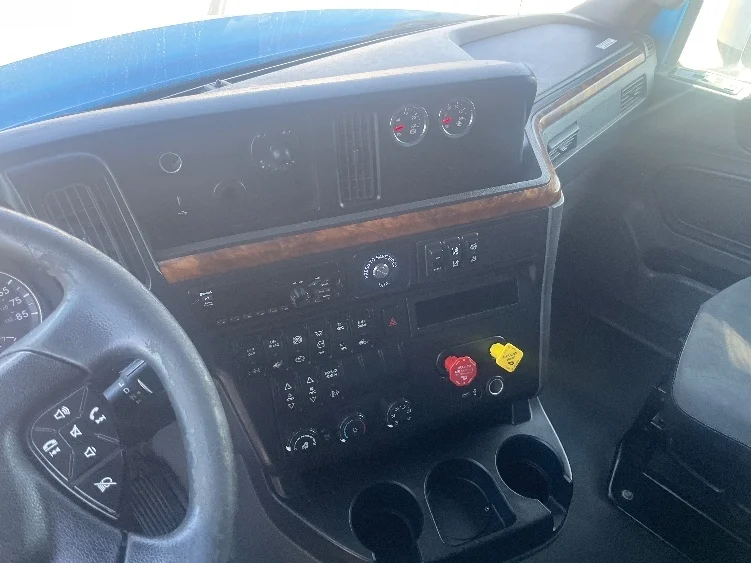 2020 International LT - image 10